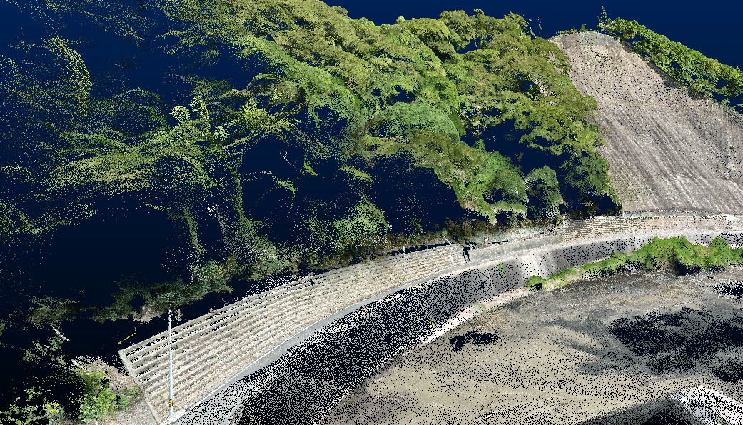 ドローンで取得した点群に、スマートフォンで計測した道路の点群を重ねた画面